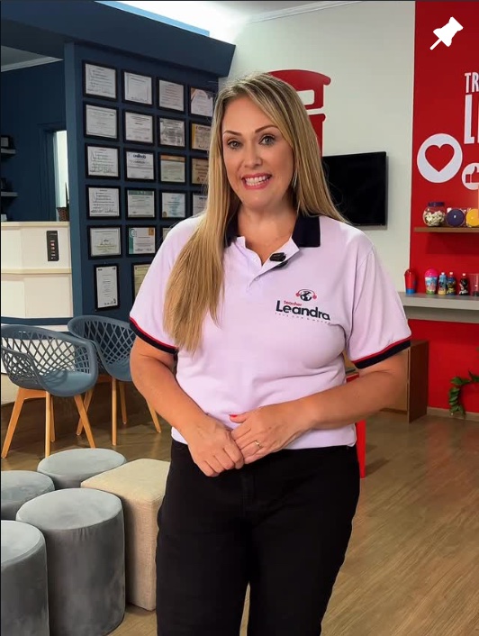 Sala da Teacher Leandra com certificações internacionais