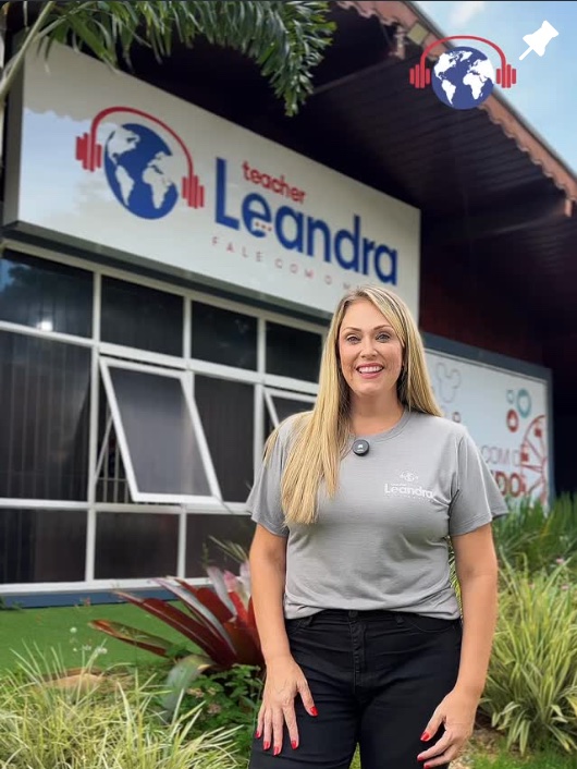 Teacher Leandra em frente à sua escola de idiomas em Andradas, MG